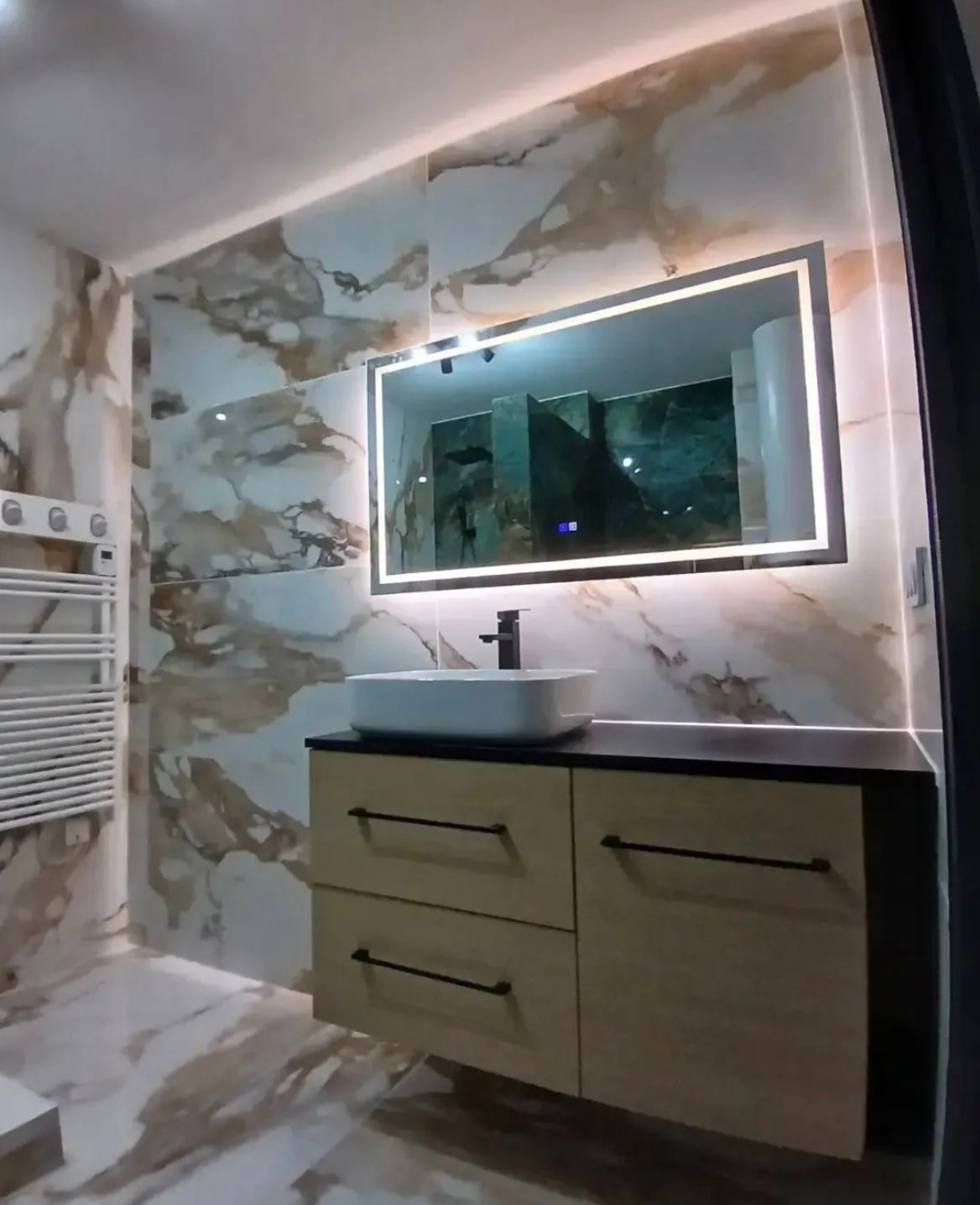 Rénovation complète, salle de bain style marbre